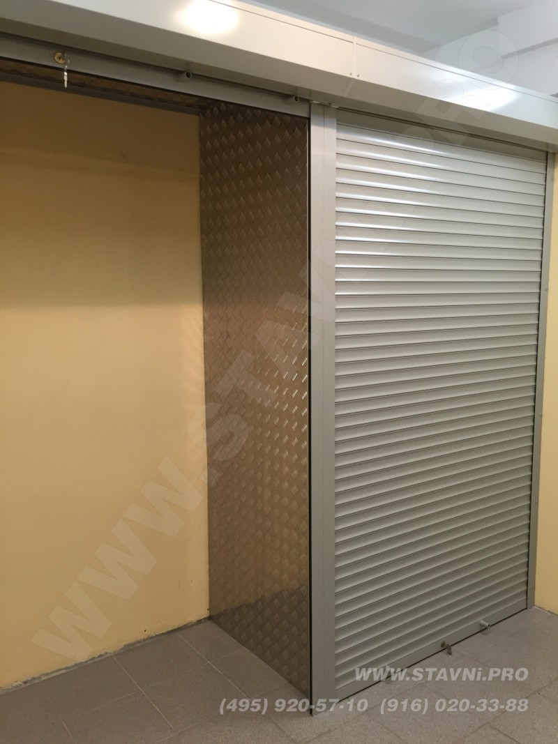 Роллетный шкаф разделен на две секции алюминиевым листом