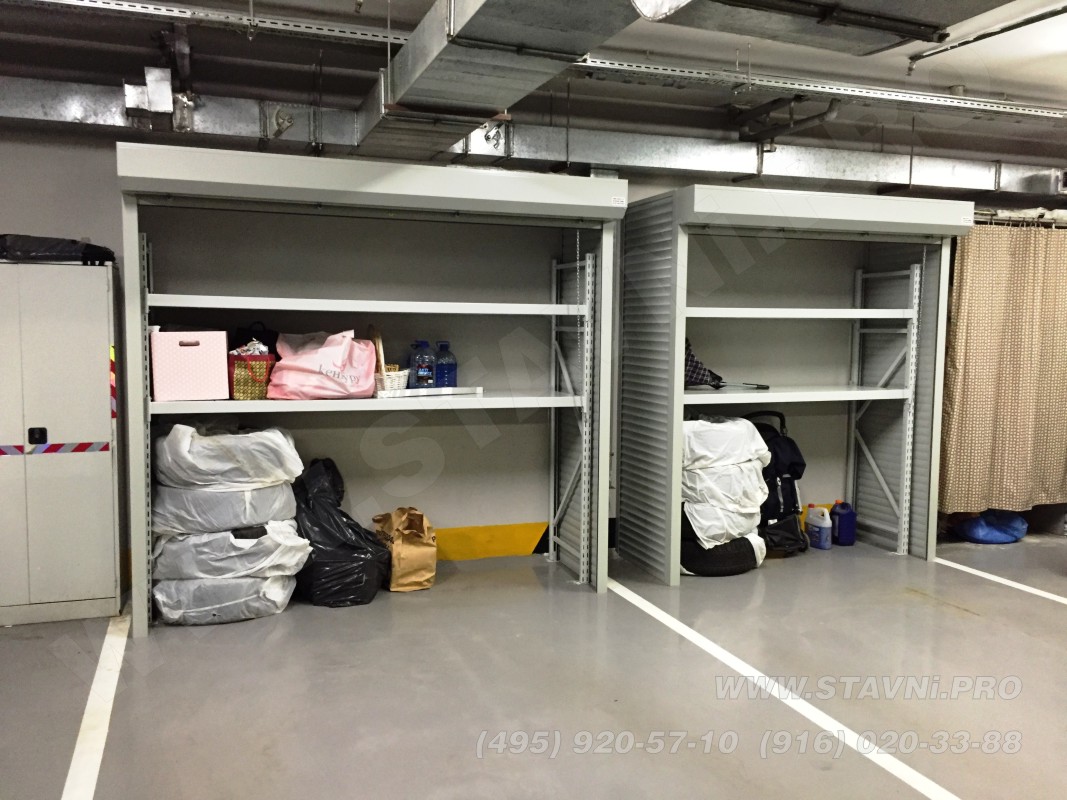 Два шкафа с рольставнями в открытом состоянии установлены в подземном гараже