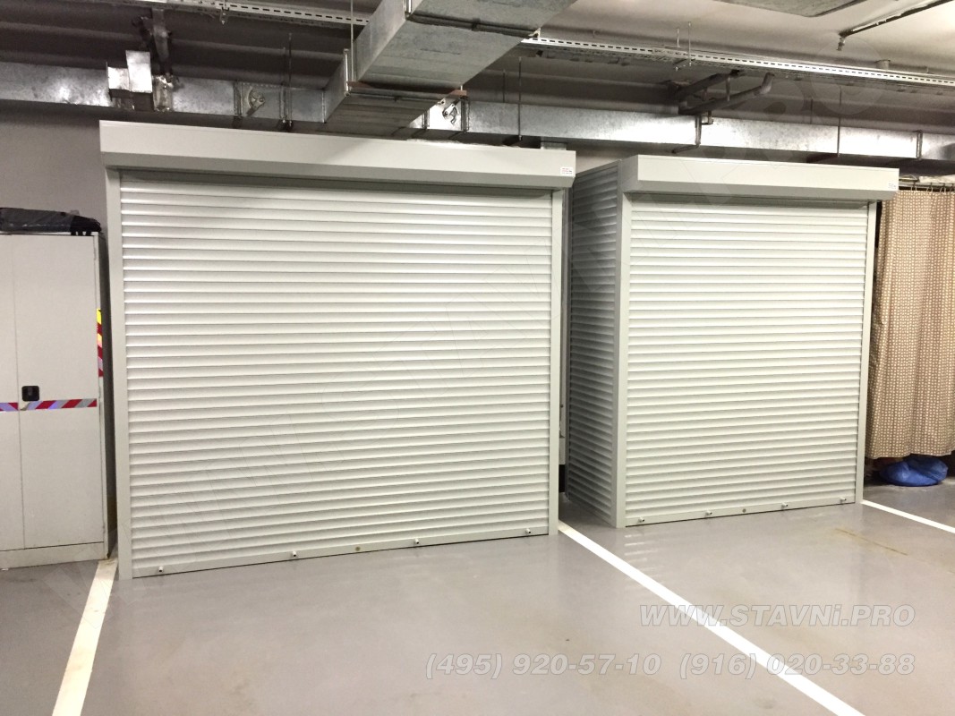 Два шкафа с рольставнями в закрытом состоянии установлены в подземном гараже