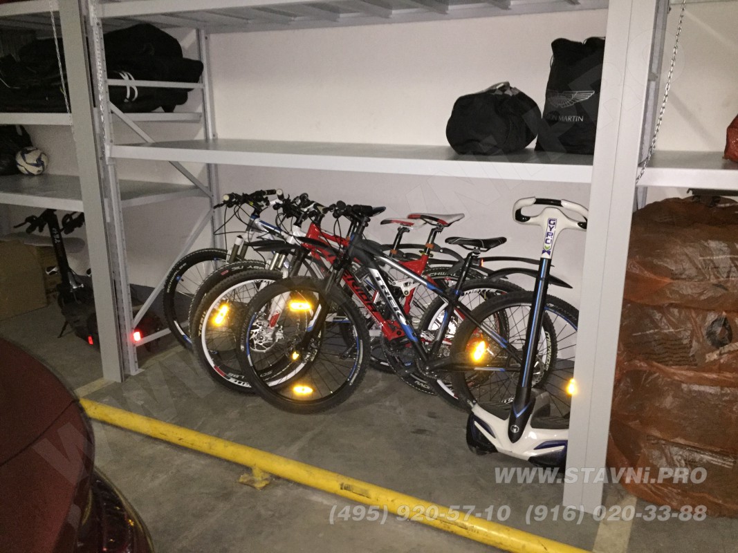 Отсек роллетного шкафа с четырьмя велосипедами